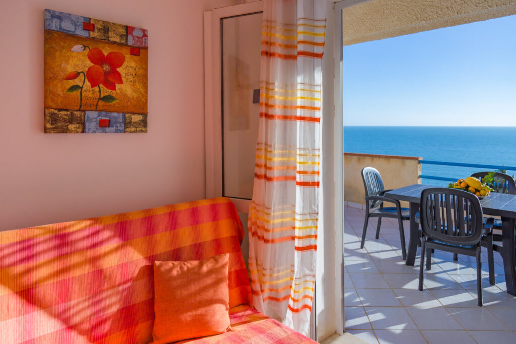 Lumia3-Standard-vue-cuisine-terrasse-amis-mer